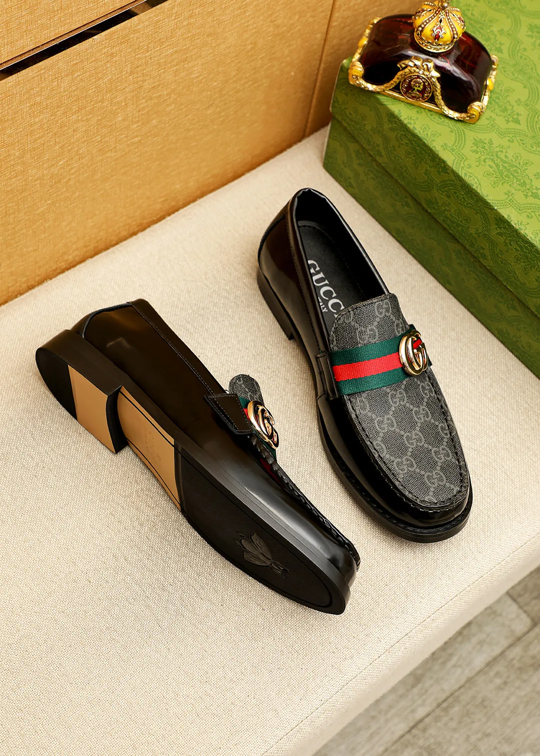 Men's shoes 💰480 💐 Product trademark: GUCCI "Gucci" casual leather shoes Regular size: 38-44 (45.46🉑️customized) Product materials: Selected imported first-layer calfskin embossed upper + luxury hardware buckle, imported water-dyed cowhide leather lining. Strong three-dimensional visual effect, original outsole color: 2 colors available